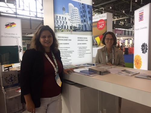 Dr. Monika Katz (re.) und Sandra Winter vertraten die HSD bei der EAIE in Genf im September 2018. Fotos (2): privat